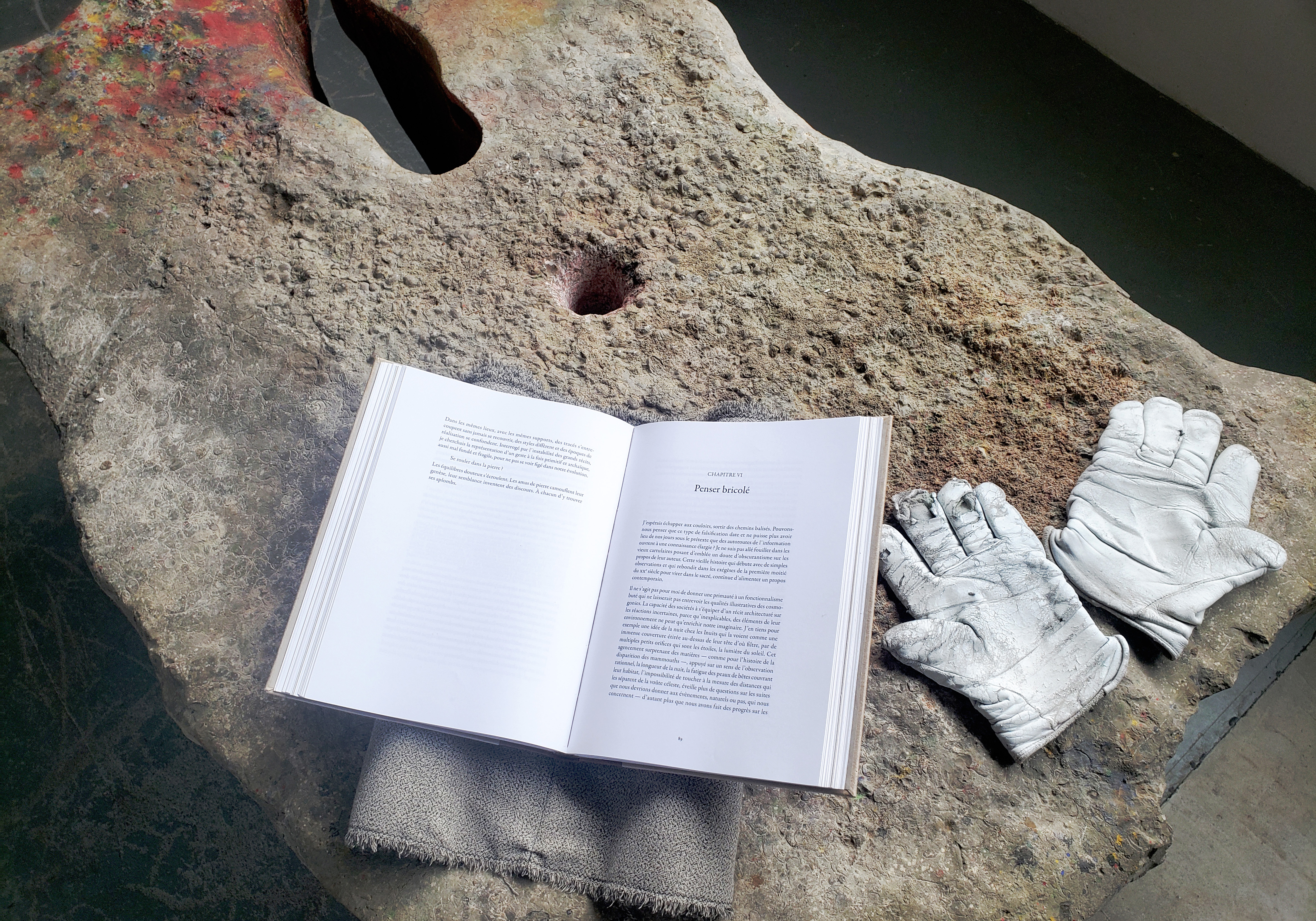 Le livre et la pierre